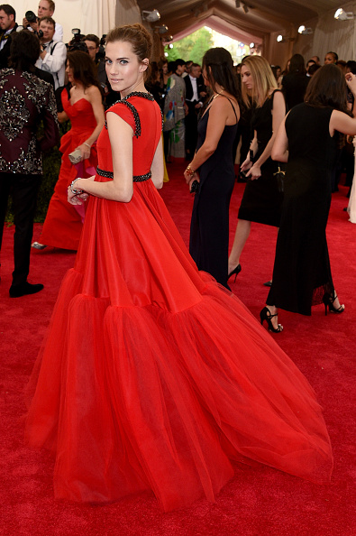 Allison Williams in Giambattista Valli Haute Couture gown with Mariela Montiel by Unuezter shoes and Fred Leighton jewels.
